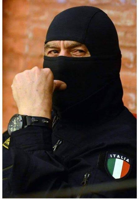 Il Comandante Alfa in divisa operativa